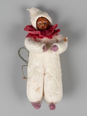 Елочная игрушка. Девочка с красным бантом. 1960-е. Вата. Размер 12 см. Следы бытования. В 