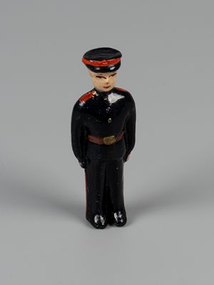 Солдатик. Суворовец. Статуэтка. 1950-1970-е. Раскрашенный пластик. Высота 65 мм. Следы 