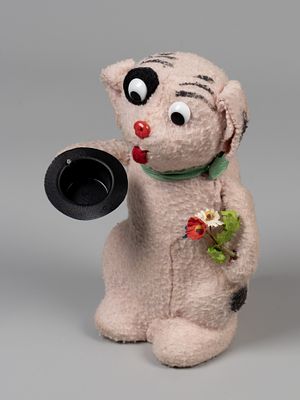 Механическая игрушка. Собачка со шляпкой и цветами. СССР, 1950-1960-е. Пластмасса, иск. мех. Выс 