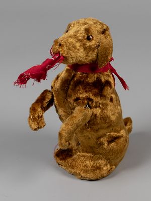 Механическая игрушка. Собачка с платочком. СССР, 1950-1970-е. Папье маше, бакелит, иск. мех, ткань.