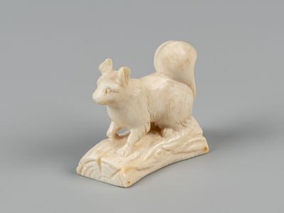 Статуэтка авторская. Белочка. Авт. Замятин Ю. Тобольск, вт. пол. XX в. Бивень мамонта. Высота 3 