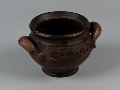 Горшок. Абрамцево, 1912 г. Керамика. Высота 9,5 см. Диаметр горлышка 10,5 см. На основании в 