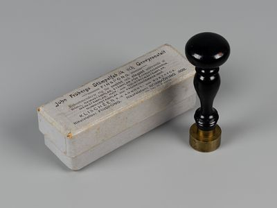 Печать с вензелем владельца в упаковочной коробке. Швеция. ХХ в. Латунь. Деревянная ручка. Размер 