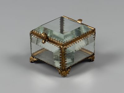 Шкатулка. Нач. XX в. Фацетное стекло, латунь, жесть. Размер 6,5х6,5х5 см. Следы бытования. 