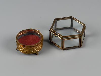 Шкатулки. 2 шт. Руб. XIX-XX вв. Латунь, металл, стекло с фальцетом, позолота. Шкатулка 