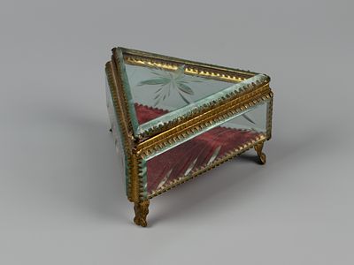 Шкатулка большая треугольная. Начало ХХ в. Латунь, фацетное стекло, гранение, бархат. Размер 