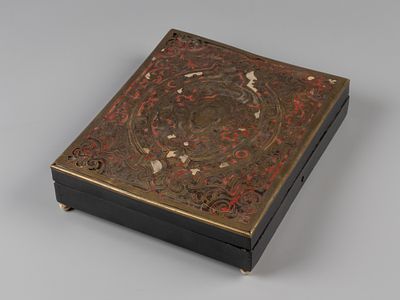 Шкатулка в стиле буль. Варшава, XIX в. Дерево, латунь, бархат, шелк, инкрустация, панцирь черепахи.