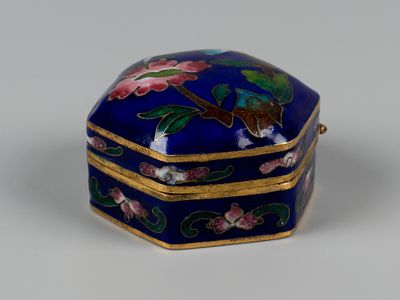 Старый Китай. Шкатулка-таблетница. Клуазоне. 1950-е. Перегородчатая эмаль, латунь. Диаметр 4 