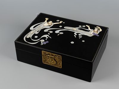 Шкатулка. Танец небесных дев. Китай. Середина XX в. Папье-маше, лак, слоновая кость, перламутр 