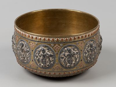 Чаша. Танцовщицы. Танджавур(?) Индия, Пер. пол. ХХ в. Латунь инкрустированная медью и бел. металлом.