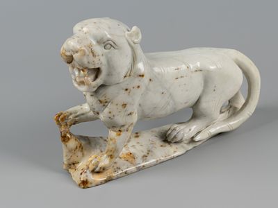 Статуэтка. Тигр. Япония, XX в. Мрамор. Размер 19,5х27 см. Следы бытования, царапины и 