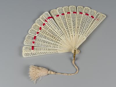 Старый Китай. Веер-бризе. руб. XIX-XX вв. Кость, латунь. Размер в разложенном состоянии 34х20 