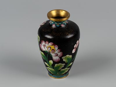 Вазочка. Клуазоне. Лотос. Китай, 1950-1960-е. Латунь, перегородчатая эмаль. Высота 10,5 см. 