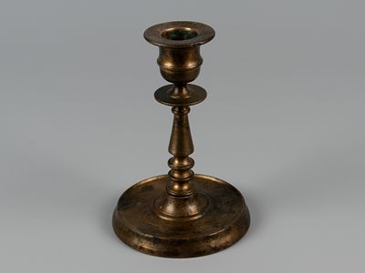 Подсвечник на одну свечу. Юдин. Нач. XX в. Латунь, литье. Высота 14 см. Диаметр основания 9 см. 