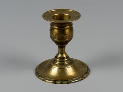 Подсвечник на одну свечу с пальметками. Европа, нач. XX в. Латунь. Высота 7 см. Без клейм. Следы 