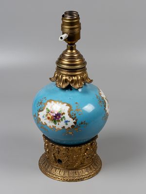 Настольная лампа. XIX в. Бронза, золочение. Фарфор, крытье, роспись. Высота 35 см. Комплектация 