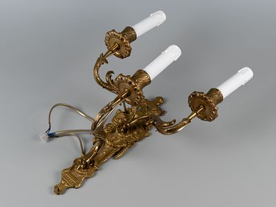 Бра на три свечи, переделанное в электрическую лампу. руб. XIX-XX в. Металл, позолота. 