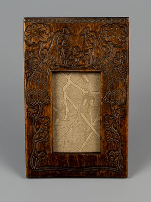 Рамка для фото настольная. Жар-птицы. Сергиев Посад. Нач. XX в. Липа, резьба, тонировки. Размер 