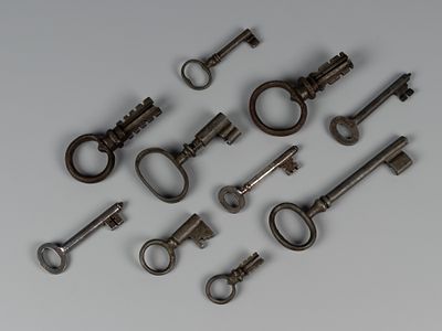 Ключи старинные. 10 шт. XIX-XX вв. Металл. Разных размеров от 5.5 до 15.5 см.
Следы бытования. В 