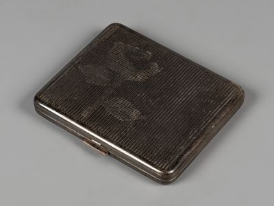 Пудреница. Ленинградский ювелир, 1960-е. Металл, никелировка. Эмаль. Размер 4.5х8.5 см. Именник 