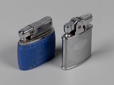 Составной лот. Зажигалки бензиновые. 2 шт. XX вв. Зажигалка Princess. Высота 5 см.Царапины и 