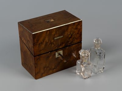 Парфюмерный несессер с ключом. Два флакона. XIX в. Карельская береза, латунь, стекло, бархат. Ра 