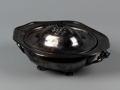 Сахарница. Букет с розой. Германия, пер. треть. XX в. Медь(?), никелировка. Размер 19х9,5 см. 