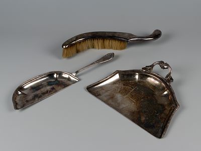Набор для уборки стола. 3 пред. руб. XIX-XX вв. Никелировка, серебрение, щетина. Совок большой. 