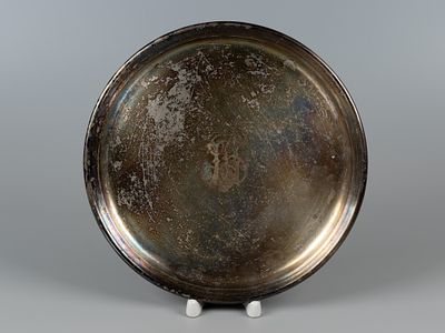 Александр Кач. Поднос круглый с вензелем &laquo;OB&raquo;. Кон, XIX в. Серебрение, штихель. Следы бытования 