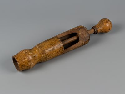 Укупорщик пробок. руб. XIX-XX вв. Дерево, металл. Длина 31 см. Следы бытования, загрязнение 