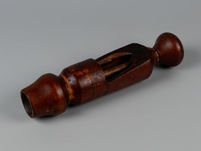 Укупорщик пробок. руб. XIX-XX вв. Дерево, металл. Длина 27,5 см. Следы бытования, загрязнение 