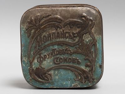 Жестяная коробка. Монпасье из фруктовых соков. Начало ХХ в. Размер 3х7х7 см. Следы бытования. 