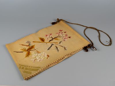 Газетница с вышивкой. Вишня. Российская империя, 1908 г. Шерсть, шелк, хлопок, дерево. Размер: 