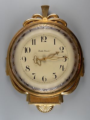 Часы настенные. Bulle-Clock. Франция, 1970-1980-е. Дерево, стекло, латунь, позолота. Часовой 