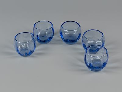 Стопки. 5 шт. Мяч. Авт. Исаевич Г. Борисовский хрустальный завод. 1960-е. Цветное стекло. Высота 