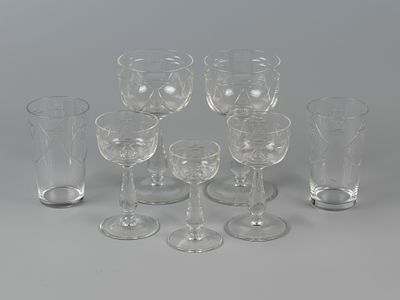 Набор стеклянной посуды 7 пред. Треугольники и гирлянды. Пер. пол. ХХ в. Стекло, алмазная грань. 