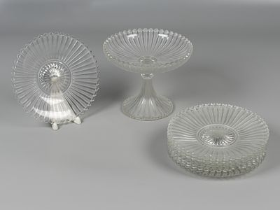 Фруктовница и 6 тарелок. Великобритания, вт. пол. XIX в. Хрусталь. В УФ зеленоватое свечение. 