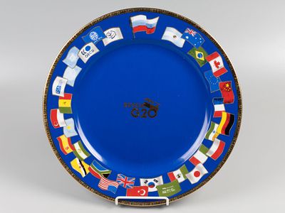 Саммит Russia G20 С.-Петербург 5-6 сентября 2013 . Декоративная тарелка. Фарфор, деколь. Диаметр 