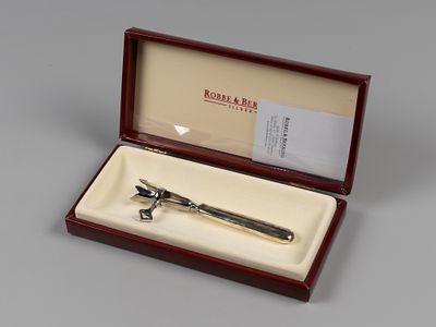 Зажим для ножек конфи. Robbe & Berking 2000-е Серебрение. В родной коробке. Цены в официальных 