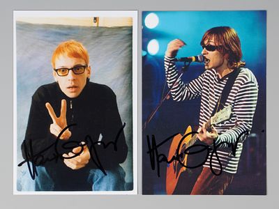 [Автограф] Найк Борзов. 2 фотографии. Размер 15х10 см. Хорошее состояние. В нижней части 