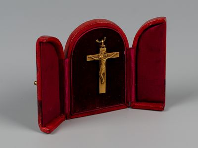 Распятие. Крестик в коробочке с подставкой. Начало ХХ в. Латунь, золочение. Размер крестика 