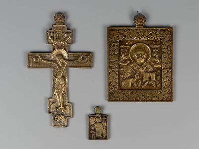 Составной лот. Иконы. Медная пластика. 3 шт. XIX в. Медное литье. Крест. Распятие. Размер 9 