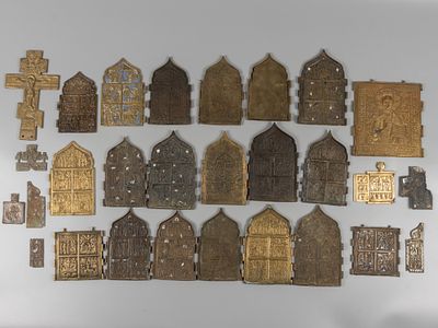 Составной лот. Медная пластика. Иконы (21 створка складней, 6 деталей, 1 Распятие). XIX в. Медь 