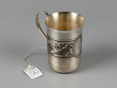 Кружка. Северная чернь. Великий Устюг. руб. XX-XXI вв. Бел. металл, позолота. В подарочной коробке.