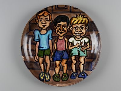 Авт. Круглов А.С. Блюдо в авторской росписи. Мальчишки. 1975 г. Фаянс, роспись. Диаметр 30 см. 