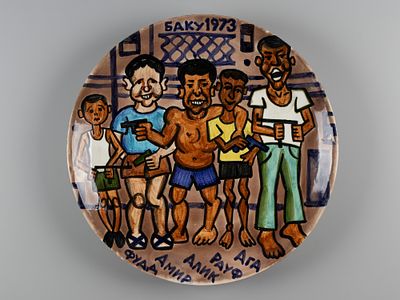 Авт. Круглов А.С. Блюдо в авторской росписи. Мальчишки, играющие в войну. 1975 г. Фаянс, роспись. 
