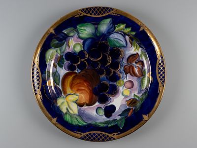 Авт. Семенова А.Н. Блюдо в авторской росписи. Изобилие. ЛФЗ, 1983 г. Фарфор, роспись, золочение. 