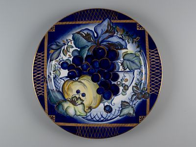 Авт. Семенова А.Н. Блюдо в авторской росписи. Застолье. (с виноградом) ЛФЗ, 1983 г. Фарфор 