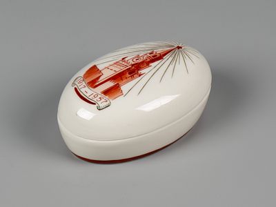 Шкатулка. 40 лет Февральской революции. ЛФЗИ, 1950-е. Фарфор, роспись, золочение. 1917 - 1957. Ра 