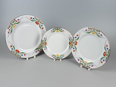 Тарелки из сервиза &laquo;Замоскворечье&raquo;. 3 шт. Авт. Шуляк Г.Д. ИФЗ, нач. XXI в. Фарфор, деколь с 